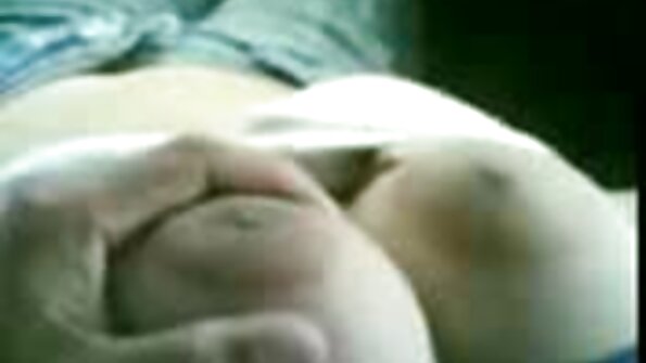 Latina breasted leutik ieu nyebarkeun suku nya pikeun pencinta aci nya