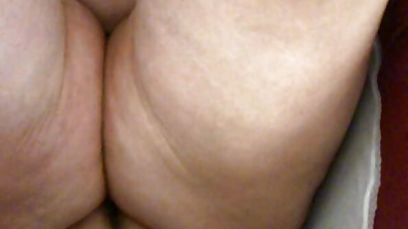 Tittied Ashley Adams chokes on boner bodo di kelas